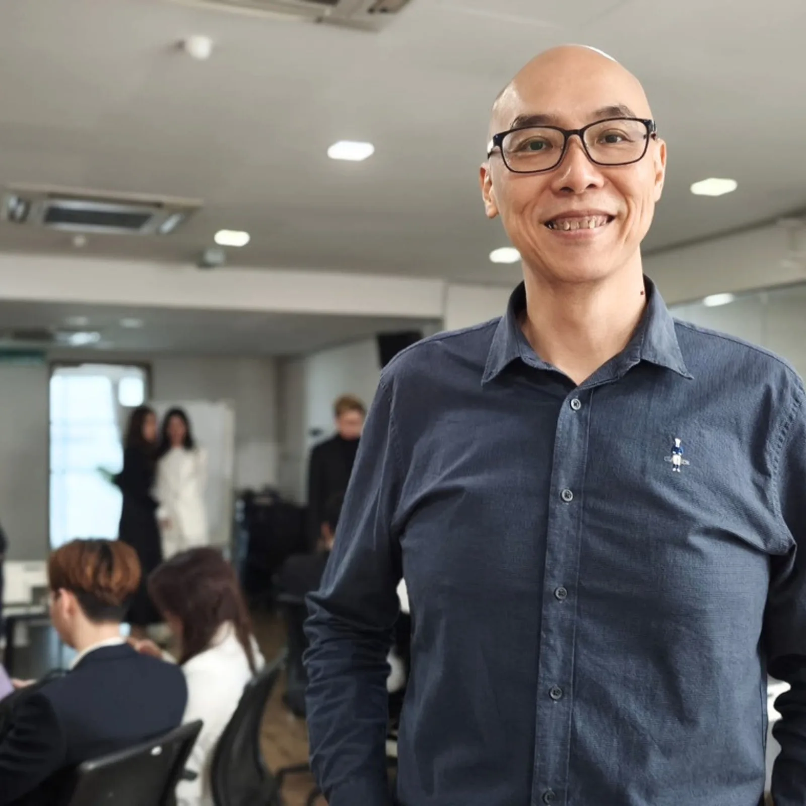 Participant photographing Enneagram diagram on screen